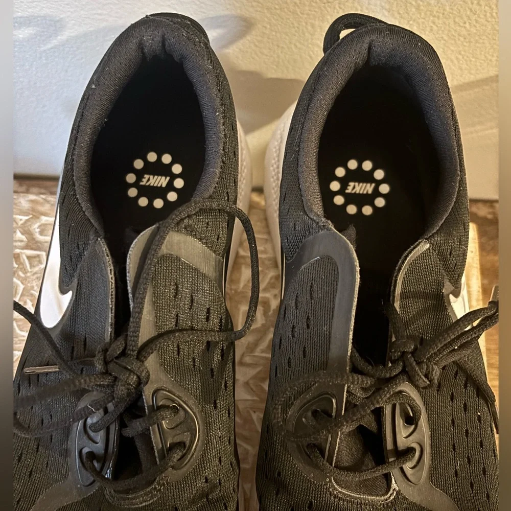 NIKE | Black and White Running Sneakers Size 11.5
